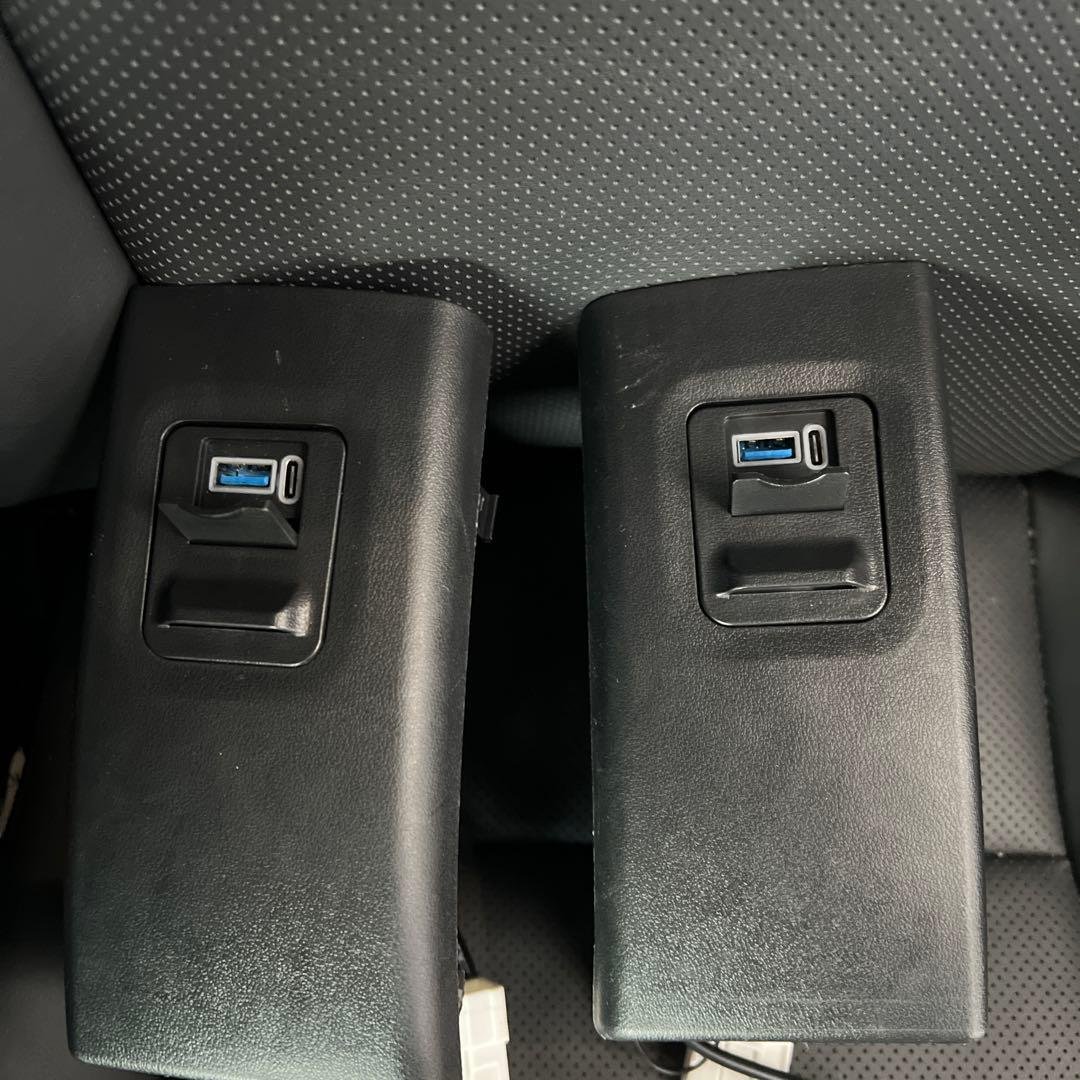 アルファード30 2列目シート用 USBポート付きブラックコンソールボックス